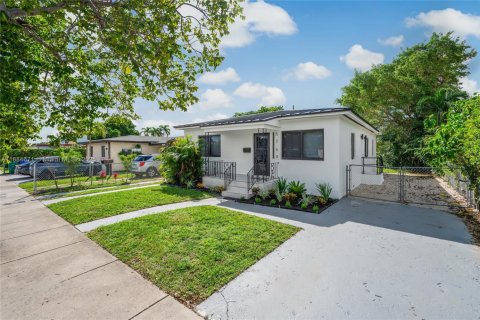 House in Miami, Florida 3 bedrooms, 110.74 sq.m. № 1944076 - photo 1