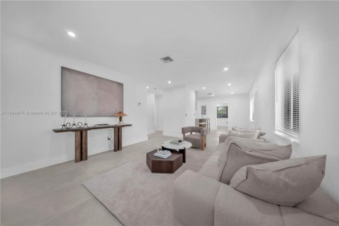 House in Miami, Florida 3 bedrooms, 110.74 sq.m. № 1944076 - photo 13