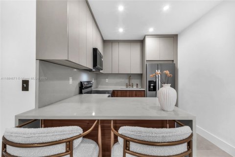 House in Miami, Florida 3 bedrooms, 110.74 sq.m. № 1944076 - photo 9