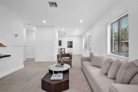 House in Miami, Florida 3 bedrooms, 110.74 sq.m. № 1944076 - photo 12