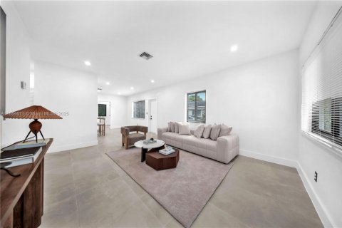 House in Miami, Florida 3 bedrooms, 110.74 sq.m. № 1944076 - photo 10