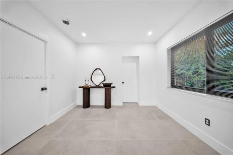 House in Miami, Florida 3 bedrooms, 110.74 sq.m. № 1944076 - photo 24