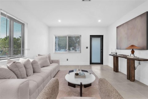 House in Miami, Florida 3 bedrooms, 110.74 sq.m. № 1944076 - photo 15