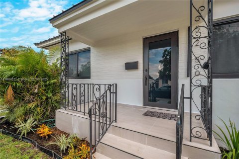 House in Miami, Florida 3 bedrooms, 110.74 sq.m. № 1944076 - photo 2