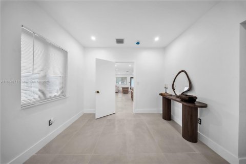 House in Miami, Florida 3 bedrooms, 110.74 sq.m. № 1944076 - photo 25