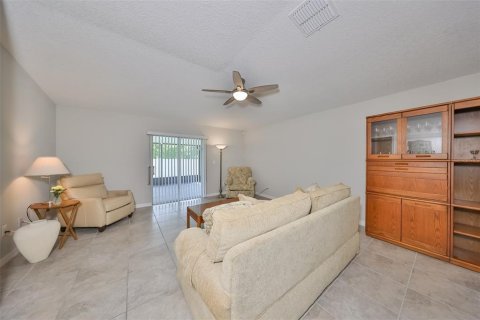 House in Wimauma, Florida 4 bedrooms, 171.03 sq.m. № 1261928 - photo 17