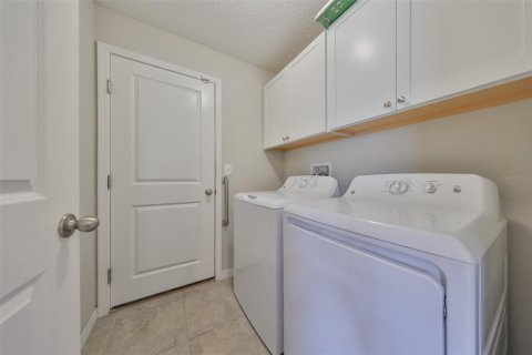 House in Wimauma, Florida 4 bedrooms, 171.03 sq.m. № 1261928 - photo 24