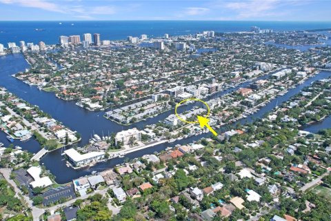 Снять в аренду таунхаус в Форт-Лодердейл, Флорида 3 комнаты, 209.96м2, № 2181507 - фото 2