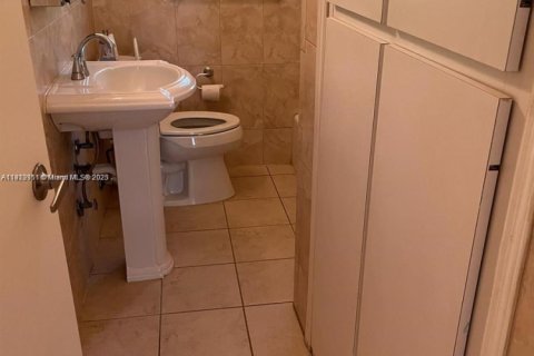 Casa en alquiler en Miami Springs, Florida, 2 dormitorios, 116.22 m2 № 1969582 - foto 11