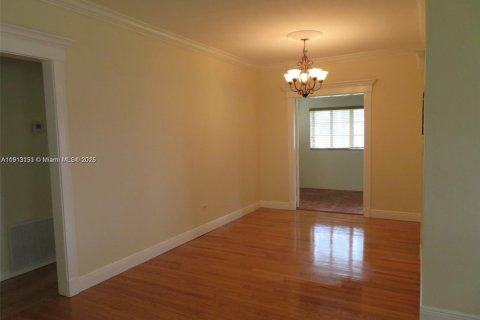 Casa en alquiler en Miami Springs, Florida, 2 dormitorios, 116.22 m2 № 1969582 - foto 4