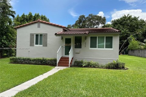 Casa en alquiler en Miami Springs, Florida, 2 dormitorios, 116.22 m2 № 1969582 - foto 1