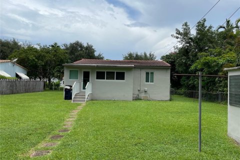 Casa en alquiler en Miami Springs, Florida, 2 dormitorios, 116.22 m2 № 1969582 - foto 13