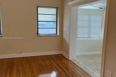 Casa en alquiler en Miami Springs, Florida, 2 dormitorios, 116.22 m2 № 1969582 - foto 6