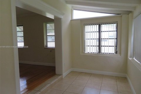 Casa en alquiler en Miami Springs, Florida, 2 dormitorios, 116.22 m2 № 1969582 - foto 7