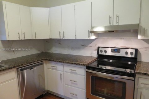 Casa en alquiler en Miami Springs, Florida, 2 dormitorios, 116.22 m2 № 1969582 - foto 12
