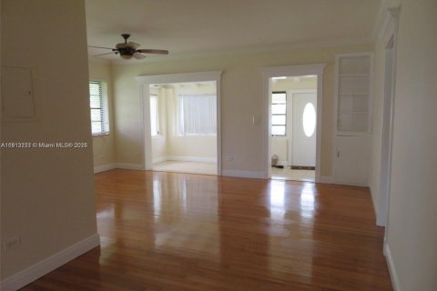 Casa en alquiler en Miami Springs, Florida, 2 dormitorios, 116.22 m2 № 1969582 - foto 3