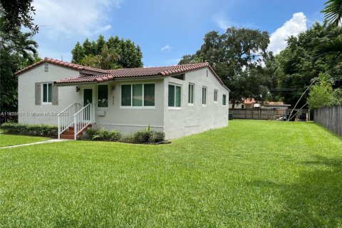 Casa en alquiler en Miami Springs, Florida, 2 dormitorios, 116.22 m2 № 1969582 - foto 2