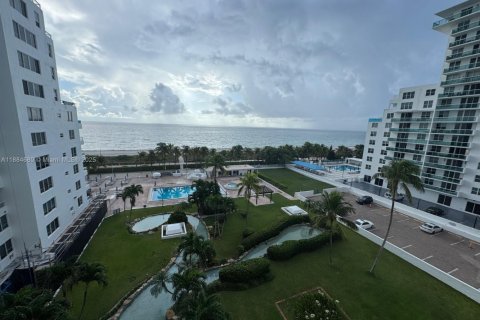 Copropriété à louer à Miami Beach, Floride: 1 chambre, 90.77 m2 № 1930219 - photo 1