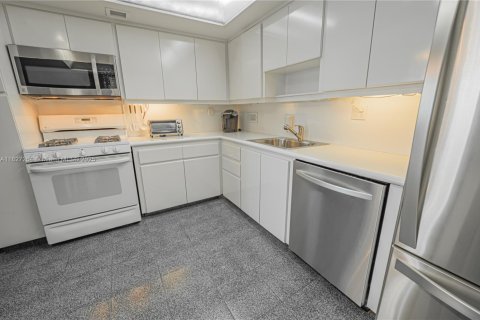 Condominio en venta en Hallandale Beach, Florida, 2 dormitorios, 121.89 m2 № 1920863 - foto 27