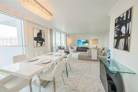 Condominio en venta en Hallandale Beach, Florida, 2 dormitorios, 121.89 m2 № 1920863 - foto 3