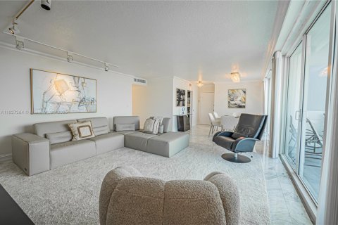 Condominio en venta en Hallandale Beach, Florida, 2 dormitorios, 121.89 m2 № 1920863 - foto 19