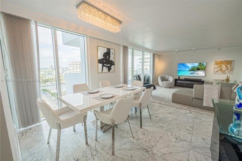 Condominio en venta en Hallandale Beach, Florida, 2 dormitorios, 121.89 m2 № 1920863 - foto 12