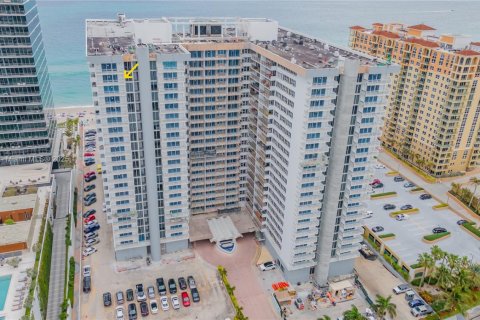 Condominio en venta en Hallandale Beach, Florida, 2 dormitorios, 121.89 m2 № 1920863 - foto 10