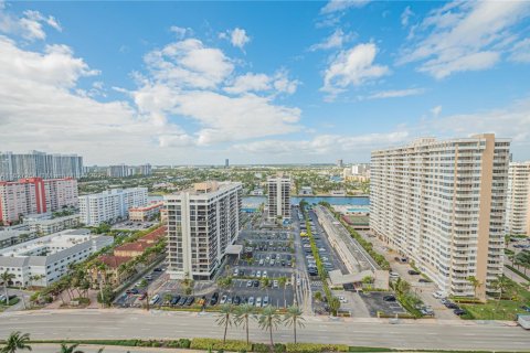 Condominio en venta en Hallandale Beach, Florida, 2 dormitorios, 121.89 m2 № 1920863 - foto 2