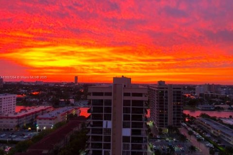 Condominio en venta en Hallandale Beach, Florida, 2 dormitorios, 121.89 m2 № 1920863 - foto 8