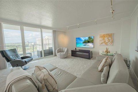 Condominio en venta en Hallandale Beach, Florida, 2 dormitorios, 121.89 m2 № 1920863 - foto 16