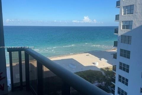Condo in Miami Beach, Florida, 2 bedrooms  № 1790784 - photo 1
