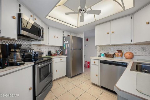 Condo in Daytona Beach, Florida, 2 bedrooms № 2196791 - photo 9