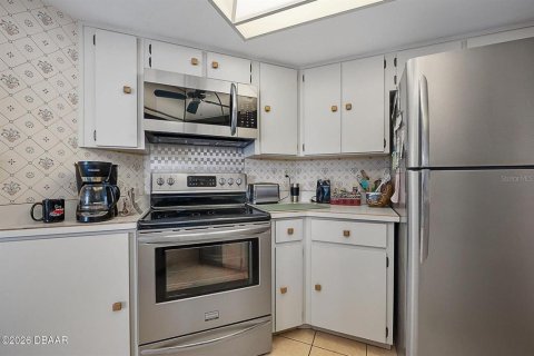 Condo in Daytona Beach, Florida, 2 bedrooms № 2196791 - photo 11