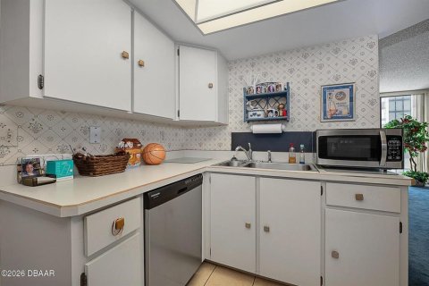 Condo in Daytona Beach, Florida, 2 bedrooms № 2196791 - photo 10
