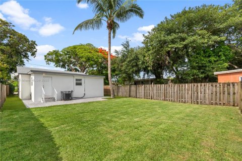 House in Miami, Florida 3 bedrooms № 1761790 - photo 2