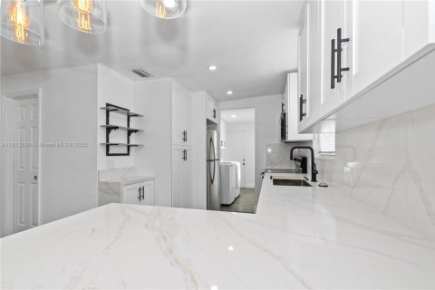 House in Miami, Florida 3 bedrooms № 1761790 - photo 7