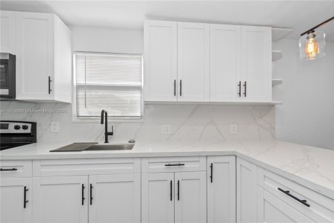 House in Miami, Florida 3 bedrooms № 1761790 - photo 13