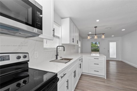 House in Miami, Florida 3 bedrooms № 1761790 - photo 10