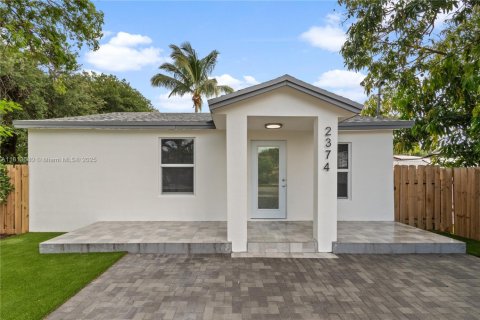 House in Miami, Florida 3 bedrooms № 1761790 - photo 1