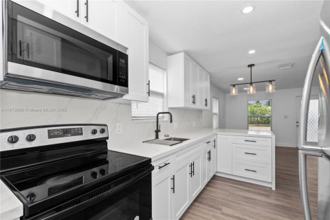 House in Miami, Florida 3 bedrooms № 1761790 - photo 9
