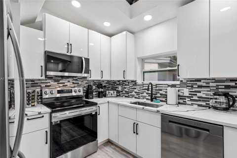 House in Pompano Beach, Florida 6 bedrooms, 201.78 sq.m. № 1861375 - photo 9