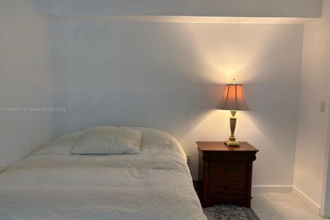 Condo in Miami, Florida, 2 bedrooms  № 1951765 - photo 12