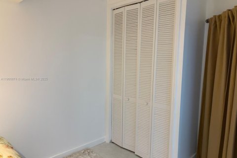 Condo in Miami, Florida, 2 bedrooms  № 1951765 - photo 13