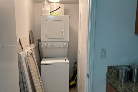 Condo in Miami, Florida, 2 bedrooms  № 1951765 - photo 20