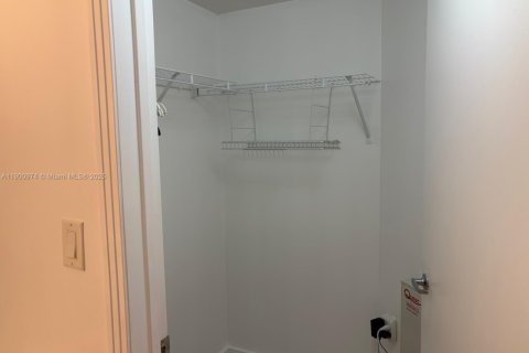 Condo in Miami, Florida, 2 bedrooms  № 1951765 - photo 15