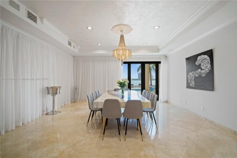 House in North Miami Beach, Florida 7 bedrooms, 718.04 sq.m. № 1698849 - photo 14