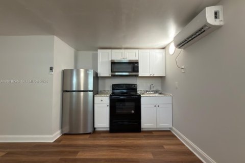 Villa ou maison à louer à Miami, Floride: 37.16 m2 № 2246431 - photo 3