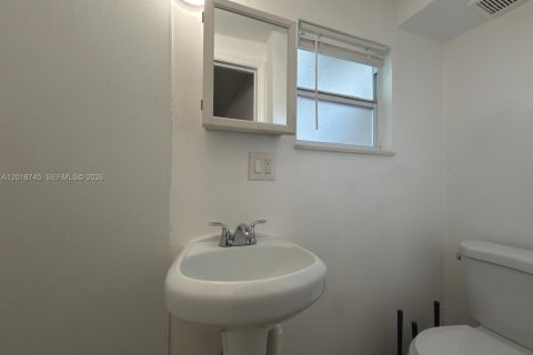 Villa ou maison à louer à Miami, Floride: 37.16 m2 № 2246431 - photo 4