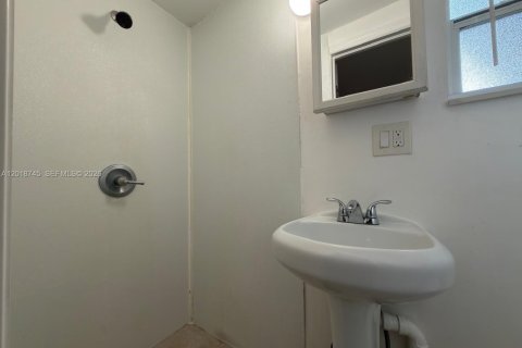 Villa ou maison à louer à Miami, Floride: 37.16 m2 № 2246431 - photo 5