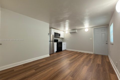 Villa ou maison à louer à Miami, Floride: 37.16 m2 № 2246431 - photo 2
